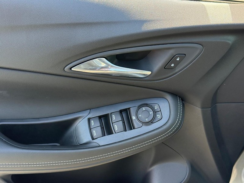 Buick Encore GX Vehicle Full-screen Gallery Image 15