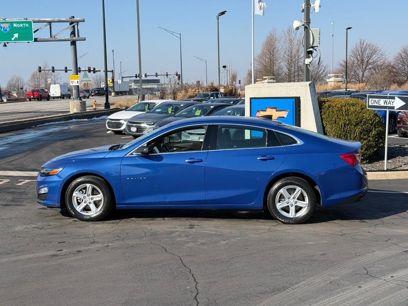 Chevrolet Malibu Vehicle Full-screen Gallery Image 2