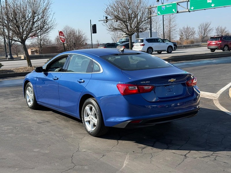 Chevrolet Malibu Vehicle Full-screen Gallery Image 3