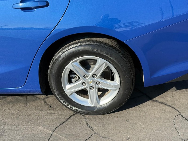 Chevrolet Malibu Vehicle Full-screen Gallery Image 4