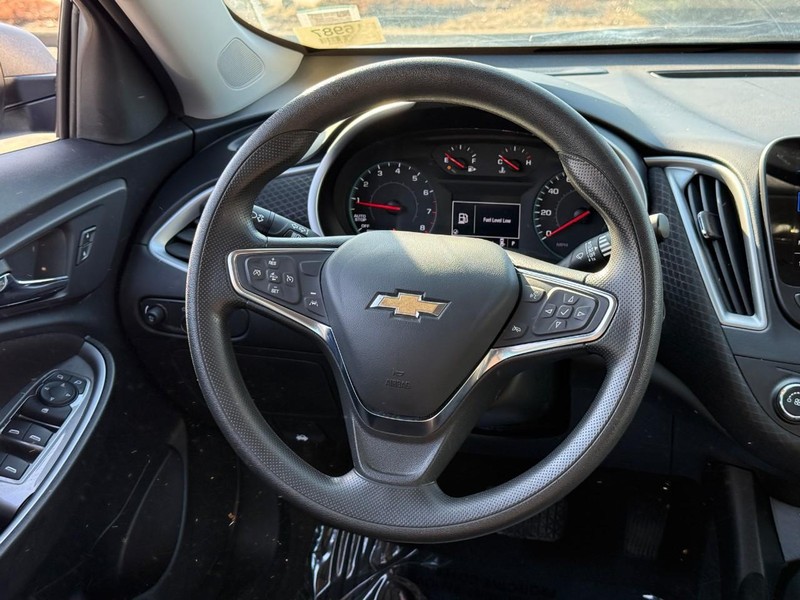 Chevrolet Malibu Vehicle Full-screen Gallery Image 12