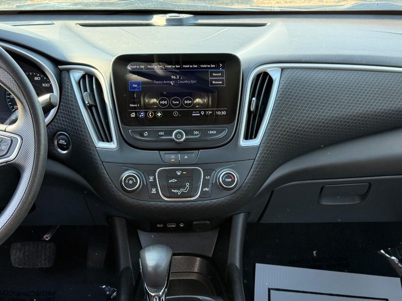 Chevrolet Malibu Vehicle Full-screen Gallery Image 13