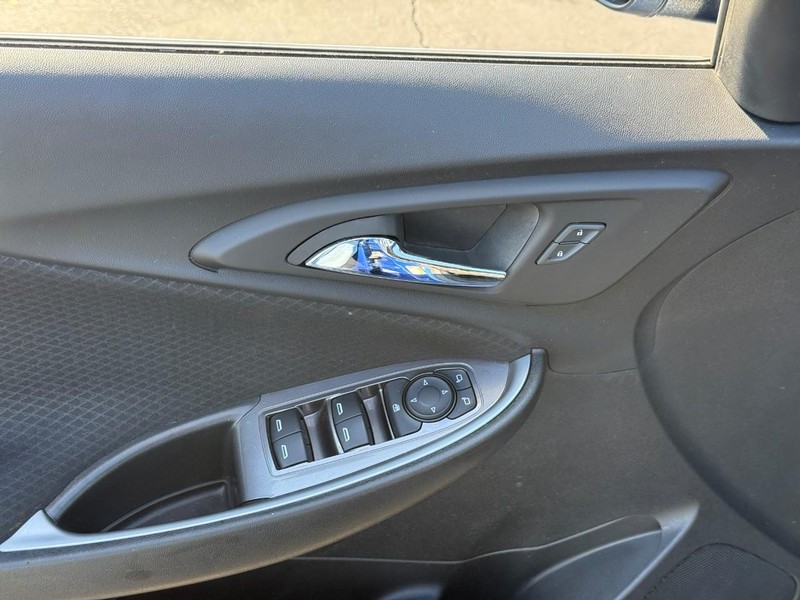 Chevrolet Malibu Vehicle Full-screen Gallery Image 16