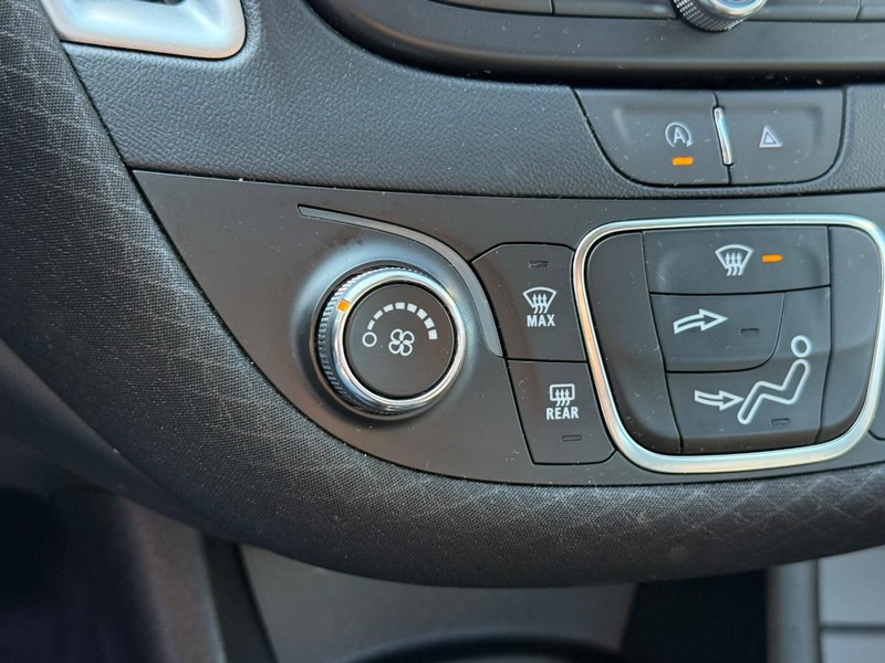 Chevrolet Malibu Vehicle Full-screen Gallery Image 23