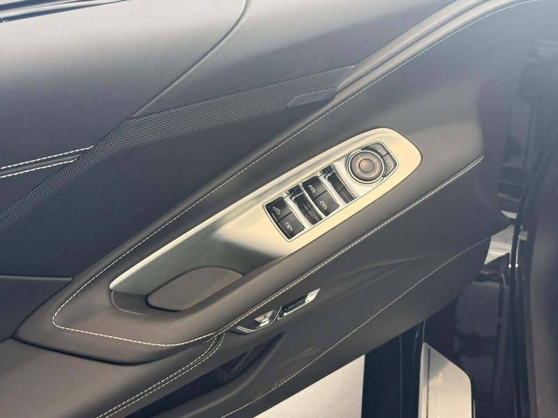 Chevrolet Corvette Vehicle Full-screen Gallery Image 5