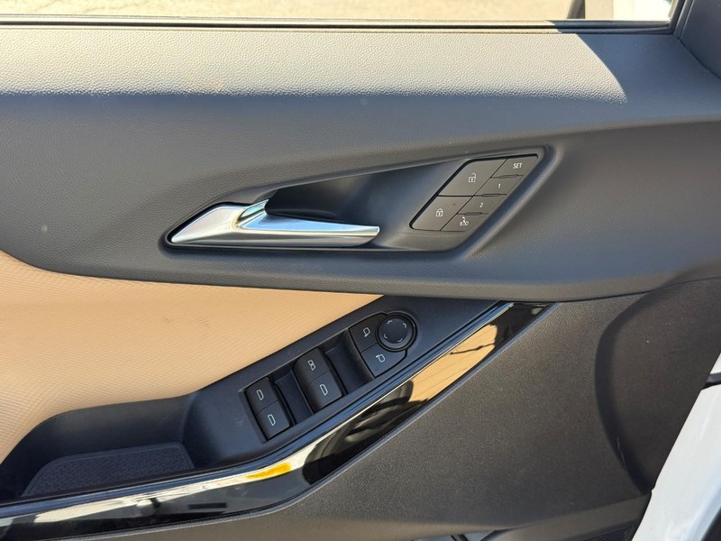 Chevrolet Equinox Vehicle Full-screen Gallery Image 11