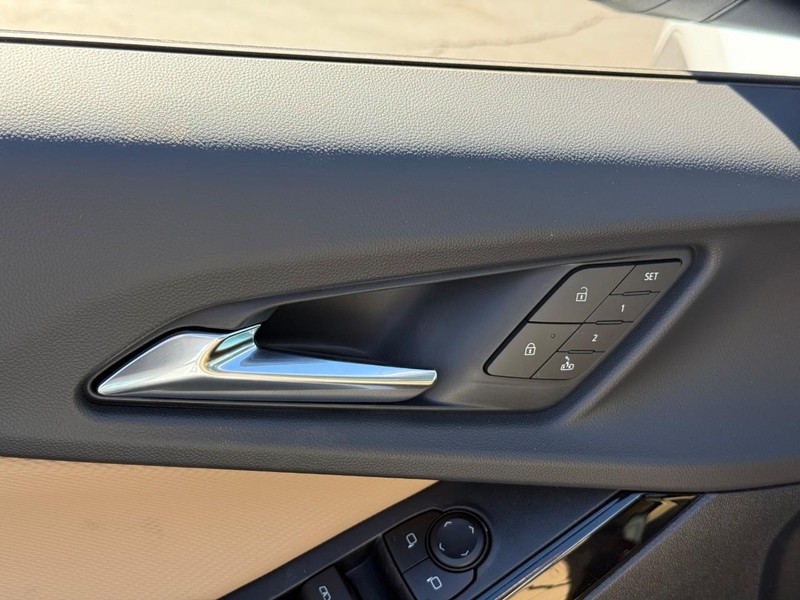 Chevrolet Equinox Vehicle Full-screen Gallery Image 12