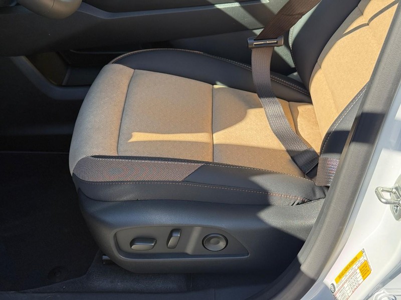 Chevrolet Equinox Vehicle Full-screen Gallery Image 13