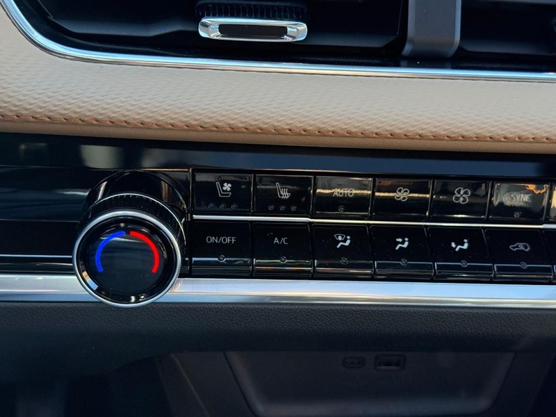 Chevrolet Equinox Vehicle Full-screen Gallery Image 17