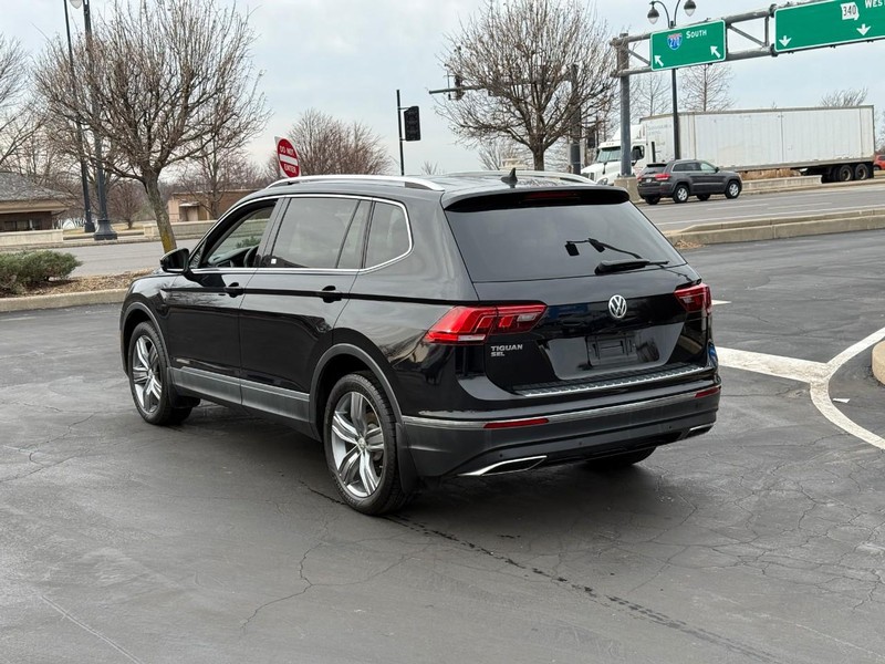 Volkswagen Tiguan Vehicle Full-screen Gallery Image 3