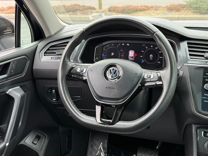 Volkswagen Tiguan Vehicle Full-screen Gallery Image 12