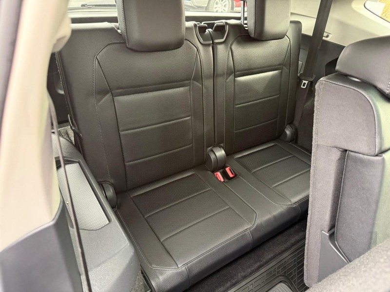 Volkswagen Tiguan Vehicle Full-screen Gallery Image 16