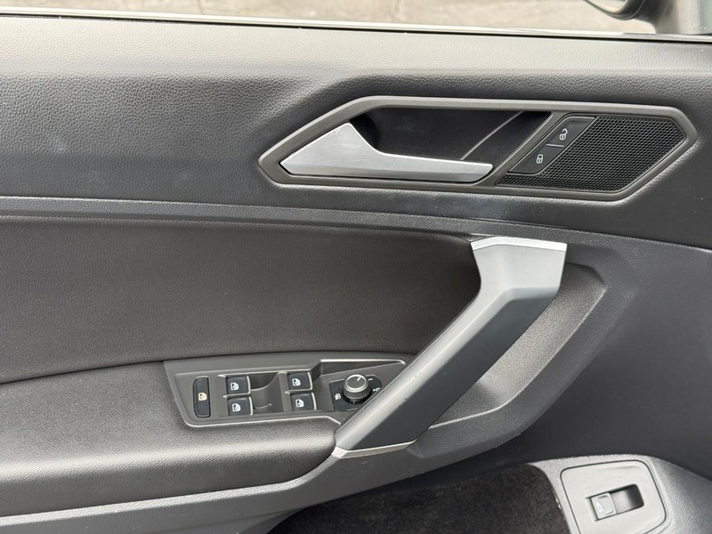 Volkswagen Tiguan Vehicle Full-screen Gallery Image 17