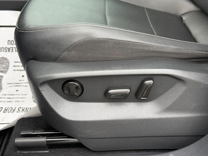 Volkswagen Tiguan Vehicle Full-screen Gallery Image 19