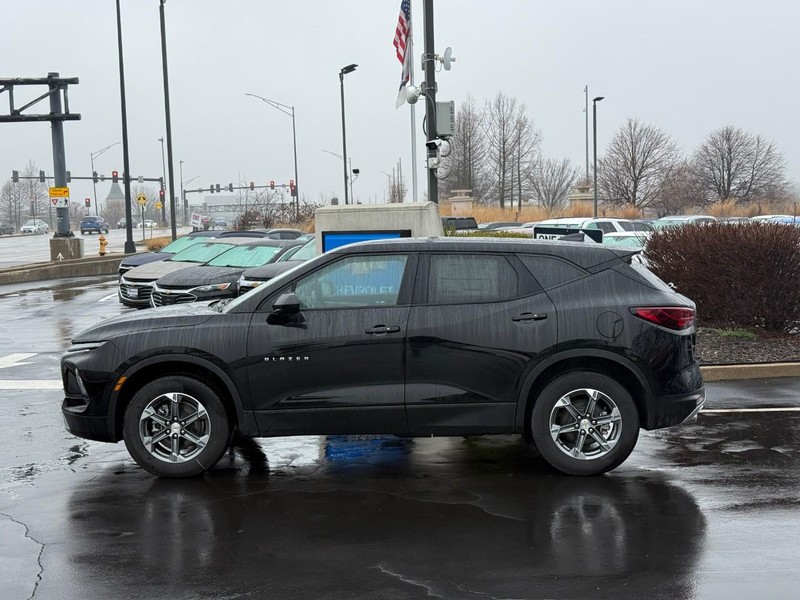 Chevrolet Blazer Vehicle Full-screen Gallery Image 02