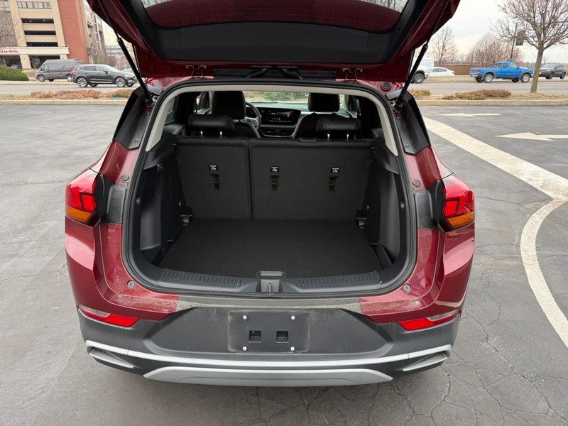 Buick Encore GX Vehicle Full-screen Gallery Image 05