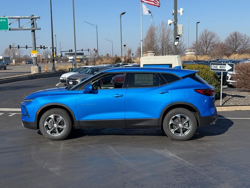 Chevrolet Blazer Vehicle Full-screen Gallery Image 02