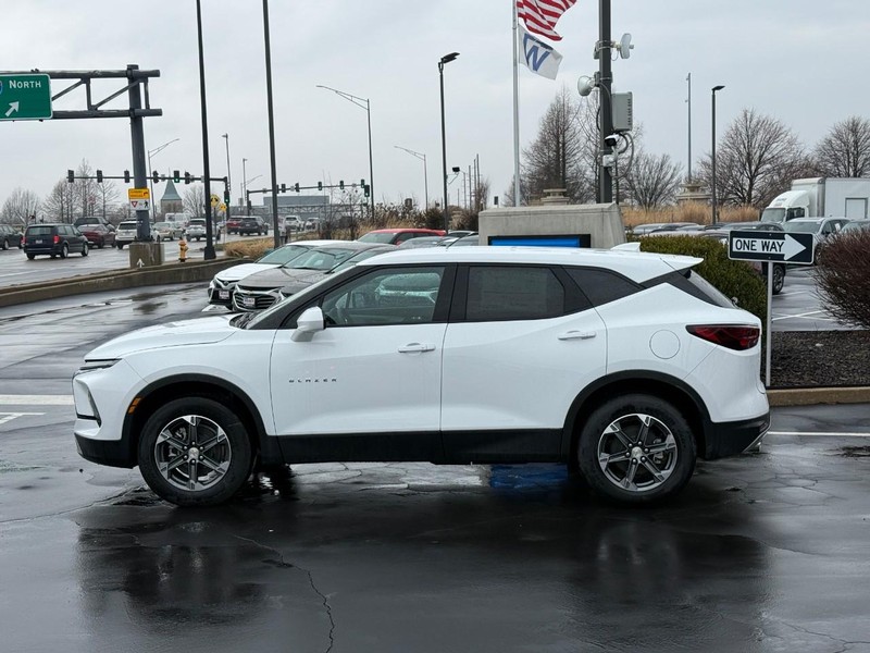 Chevrolet Blazer Vehicle Full-screen Gallery Image 02