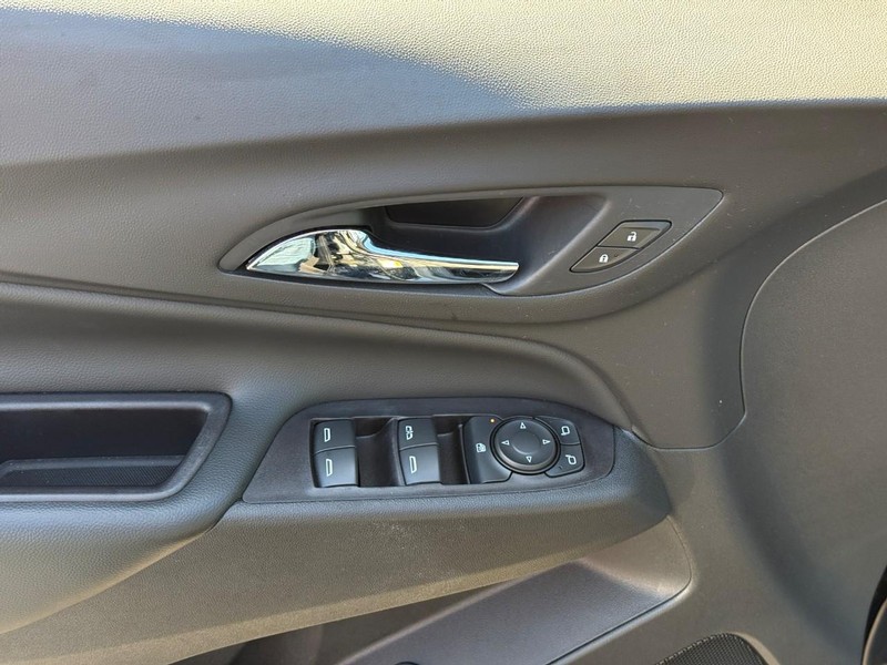 Chevrolet Equinox Vehicle Full-screen Gallery Image 17