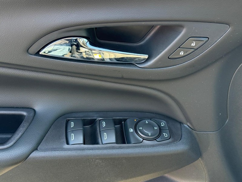Chevrolet Equinox Vehicle Full-screen Gallery Image 18