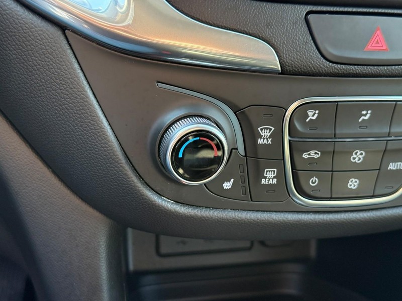 Chevrolet Equinox Vehicle Full-screen Gallery Image 25