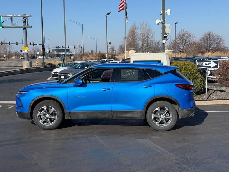 Chevrolet Blazer Vehicle Full-screen Gallery Image 02