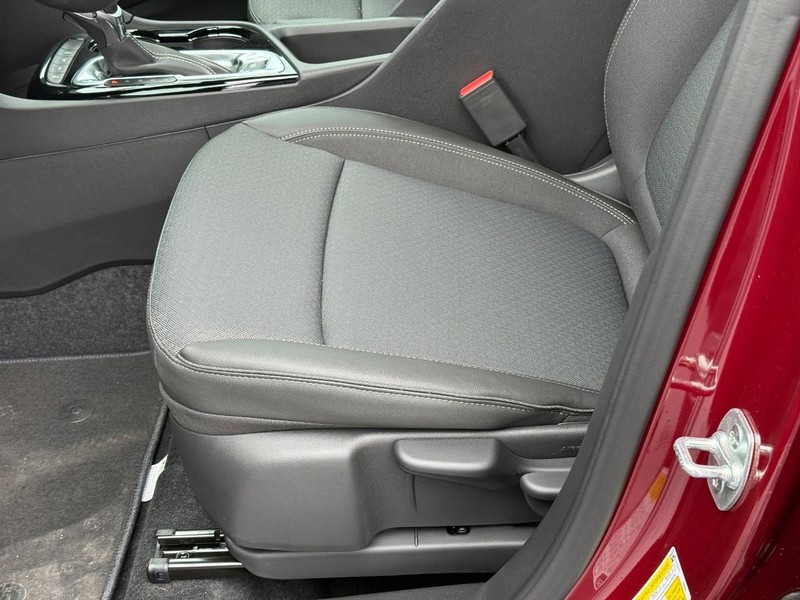 Buick Encore GX Vehicle Full-screen Gallery Image 18