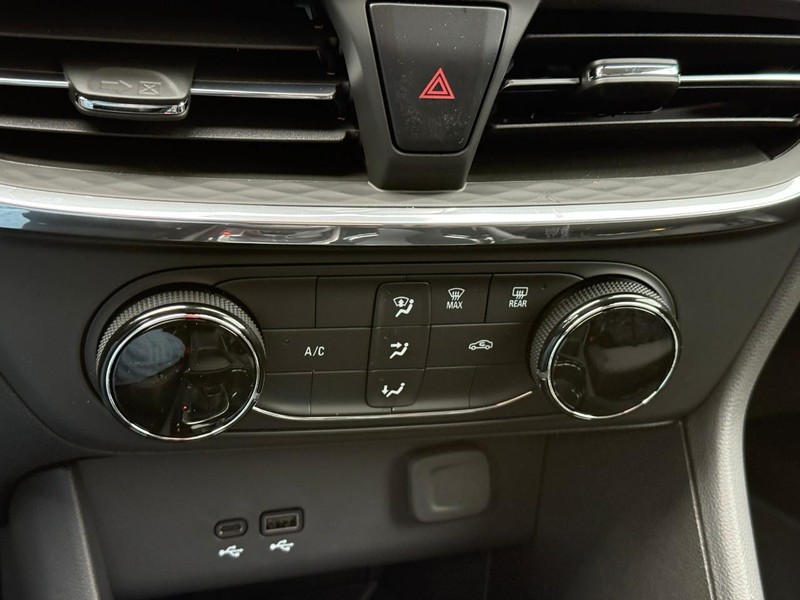 Buick Encore GX Vehicle Full-screen Gallery Image 23