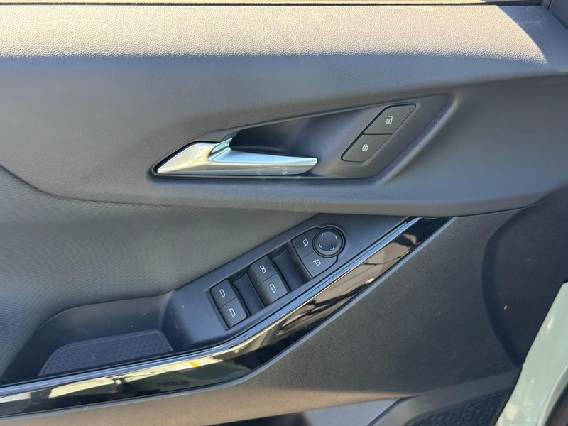 Chevrolet Equinox Vehicle Full-screen Gallery Image 10