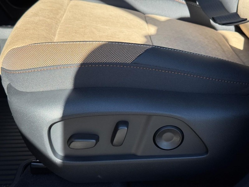 Chevrolet Equinox Vehicle Full-screen Gallery Image 12