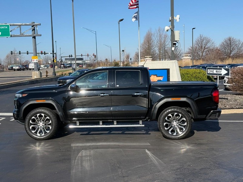 GMC Canyon Vehicle Full-screen Gallery Image 2