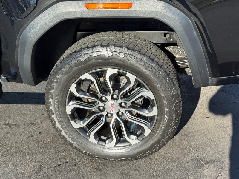 GMC Canyon Vehicle Full-screen Gallery Image 4