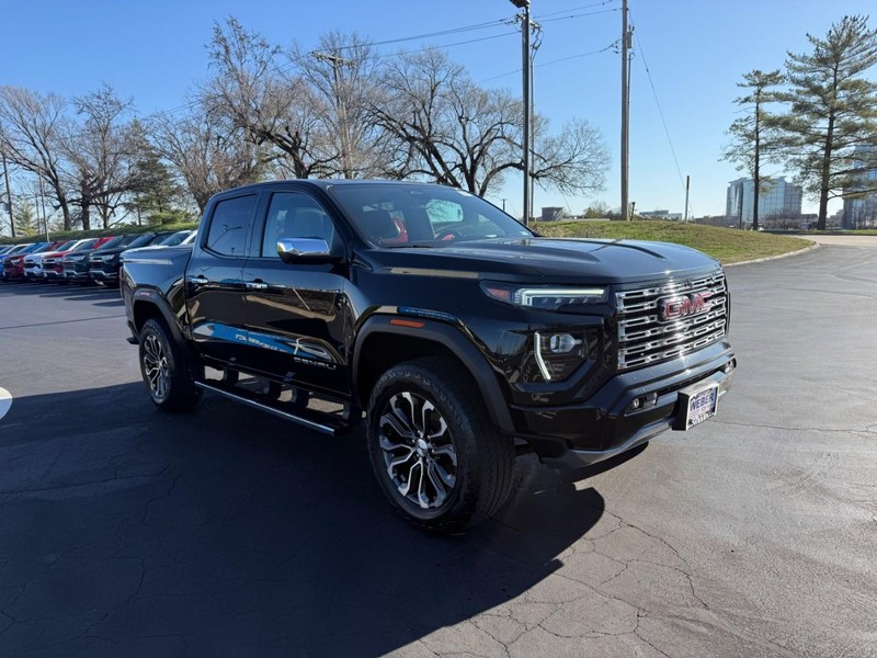 GMC Canyon Vehicle Full-screen Gallery Image 8