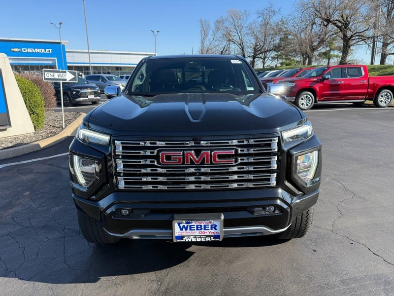 GMC Canyon Vehicle Full-screen Gallery Image 9