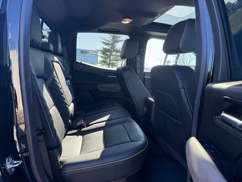 GMC Canyon Vehicle Full-screen Gallery Image 10