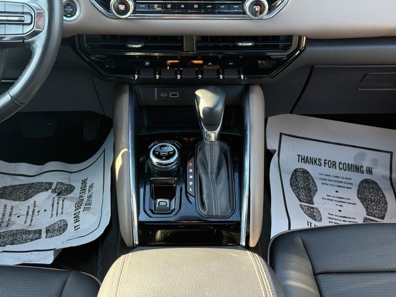 GMC Canyon Vehicle Full-screen Gallery Image 15