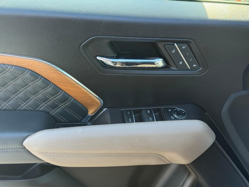 GMC Canyon Vehicle Full-screen Gallery Image 16