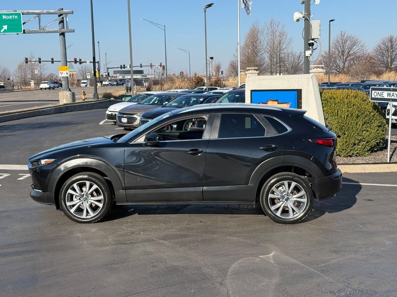 Mazda CX-30 Vehicle Full-screen Gallery Image 2