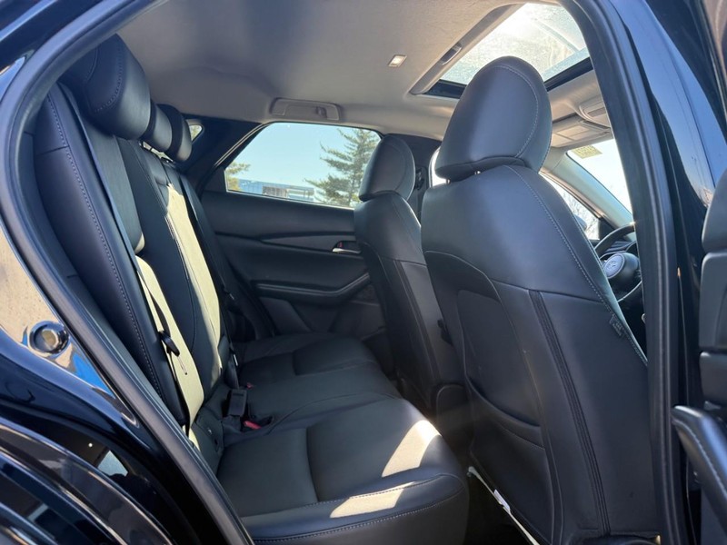 Mazda CX-30 Vehicle Full-screen Gallery Image 11