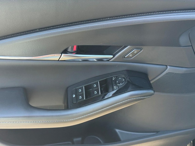 Mazda CX-30 Vehicle Full-screen Gallery Image 16