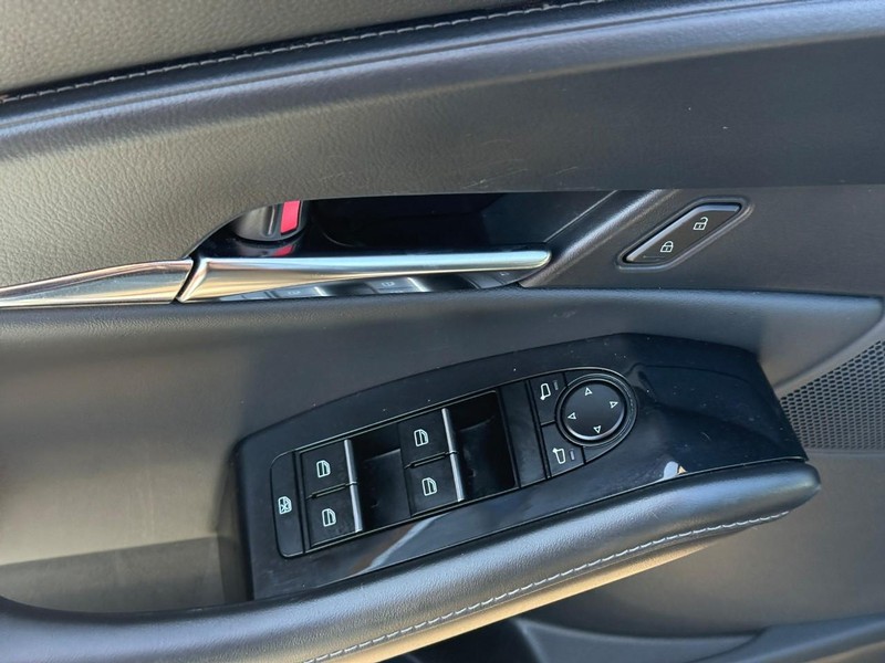 Mazda CX-30 Vehicle Full-screen Gallery Image 17