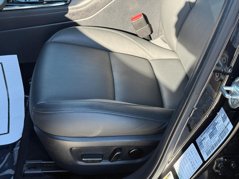 Mazda CX-30 Vehicle Full-screen Gallery Image 18