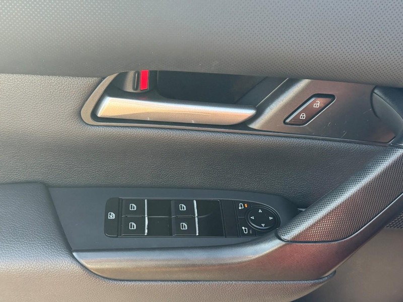 Mazda CX-50 Vehicle Full-screen Gallery Image 15