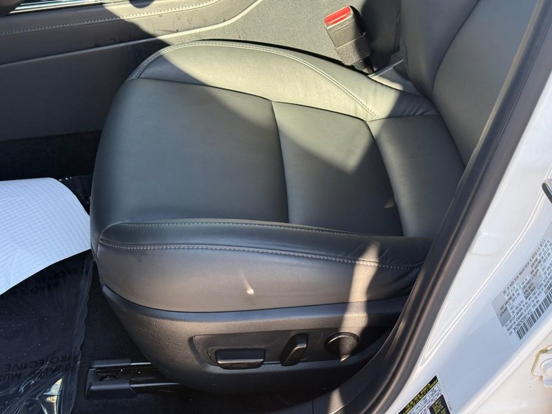 Mazda CX-30 Vehicle Full-screen Gallery Image 17