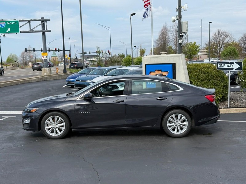 Chevrolet Malibu Vehicle Full-screen Gallery Image 2