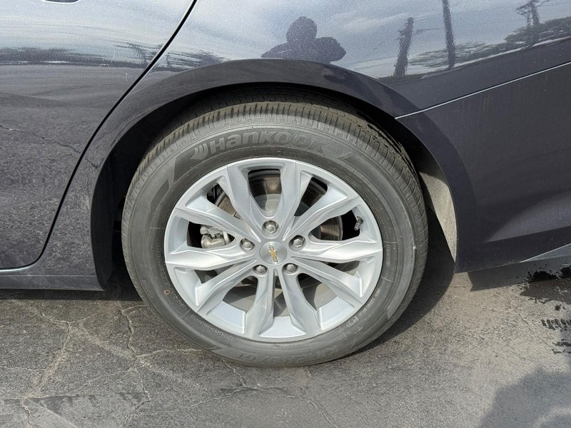 Chevrolet Malibu Vehicle Full-screen Gallery Image 4