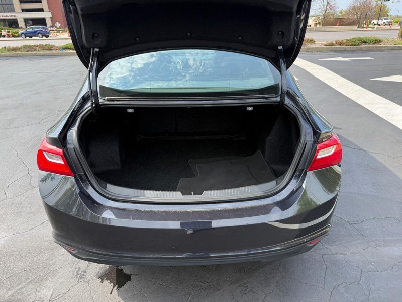 Chevrolet Malibu Vehicle Full-screen Gallery Image 6