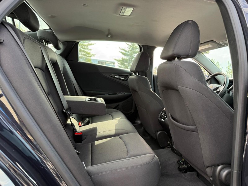 Chevrolet Malibu Vehicle Full-screen Gallery Image 9