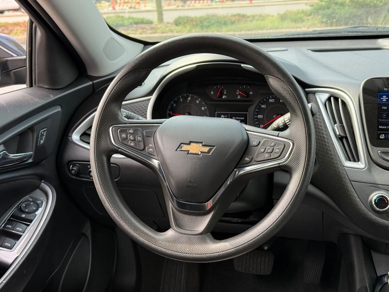 Chevrolet Malibu Vehicle Full-screen Gallery Image 11