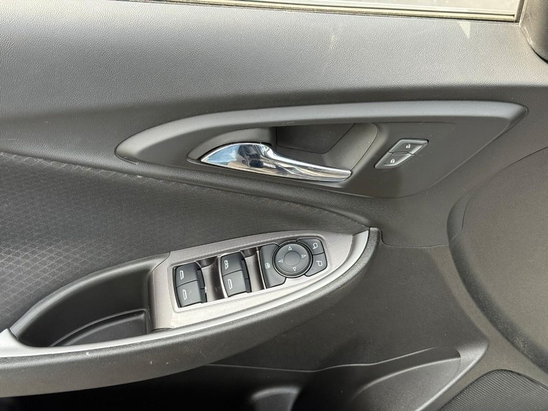 Chevrolet Malibu Vehicle Full-screen Gallery Image 14